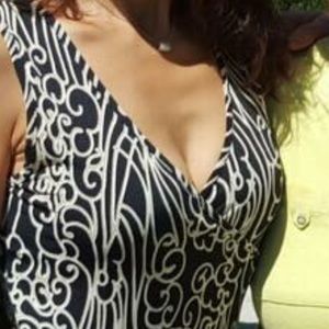 Beautiful and very flattering dress